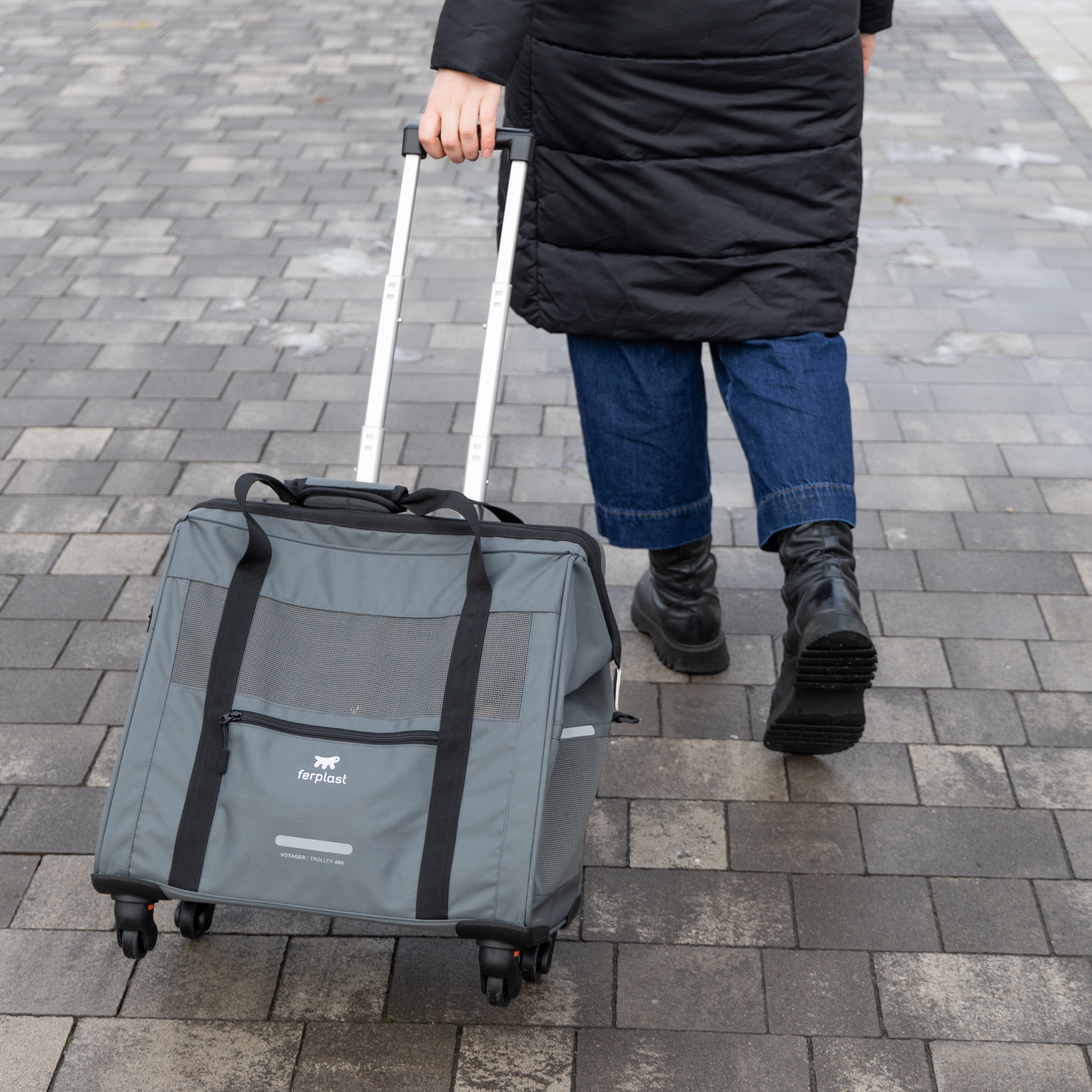 Тележка-переноска для собак и кошек FERPLAST Voyager Trolley 450 полиэстр, серая 46х26х48см